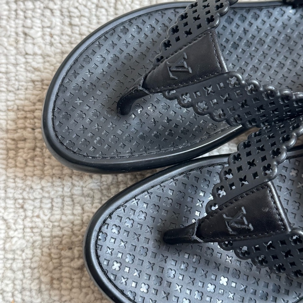 Louis Vuitton | Black Rubber Monogram Flip Flop Sandals ~ US 4 - Picture 4 of 9